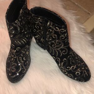 8.5 Embroidered Aldo booties